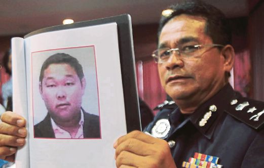 Sabah Criminal Investigation Department chief Senior Assistant Commissioner Omar Mammah showing the picture of the abducted Chan Sai Chiu in the press conference. NST/Izhari Ariffin