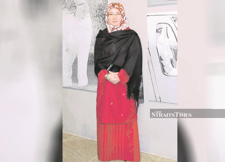 Raja Permaisuri Agong Tunku Azizah Aminah Maimunah Iskandariah in a baju kurung at ‘The Monarch’ exhibition at Galeri Prima in Kuala Lumpur earlier this year. She believes that the palace has a role to play in the revival of Malay textile and craft. FILE PIC
