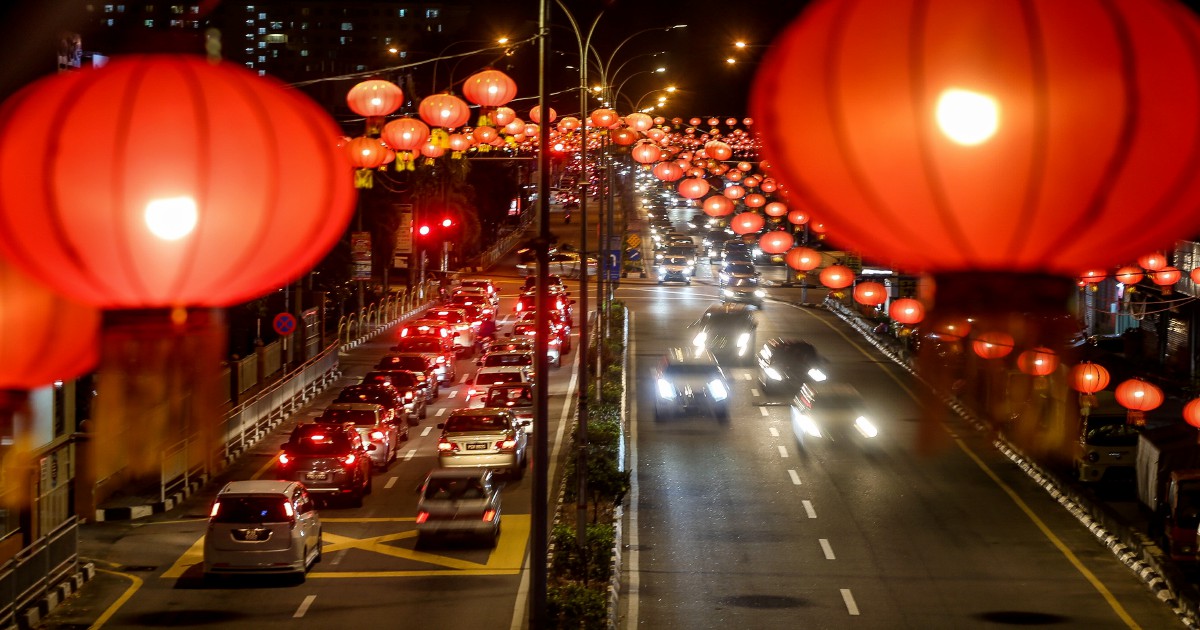 10,000 red-silk lanterns draw crowd to Jalan Raja Uda