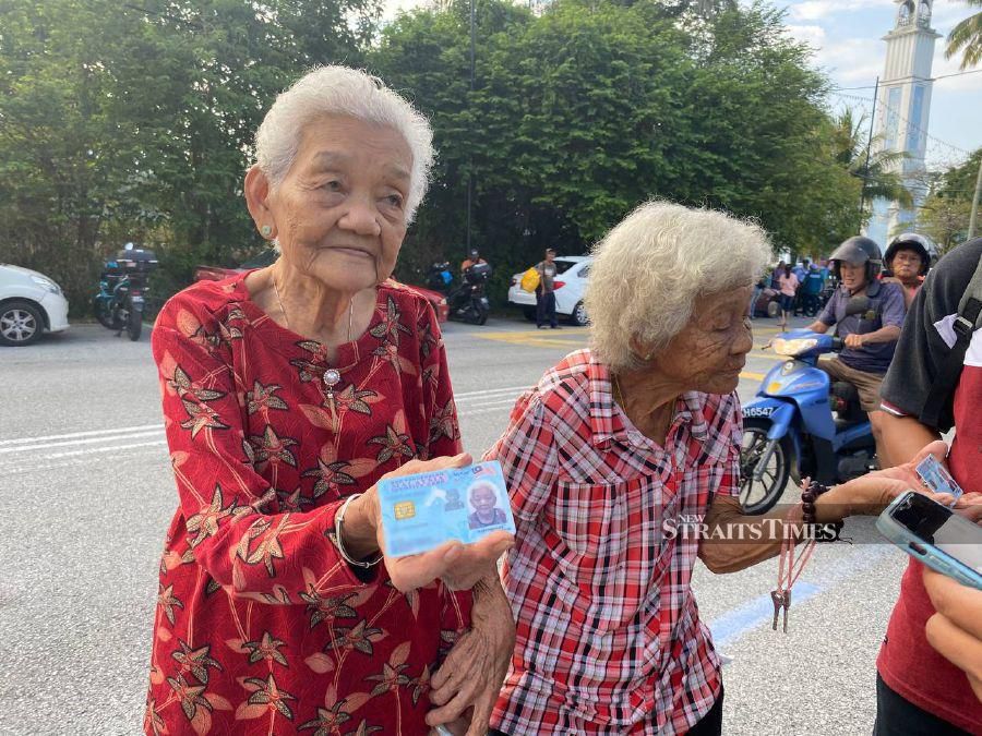 Yuen Yoon and Chin Choon Kew, 90 arrive to cast their vote. - NSTP/Hakim Mahari