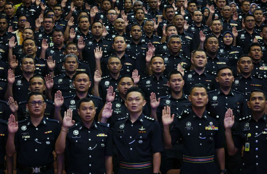 KUALA LUMPUR: Police personnel led by Inspector General of Police Tan Sri Razarudin Husain, reciting the anti-corruption pledge during a ceremony for the rejection of corruption and the Launch of the 3C Regulation in conjunction with Integrity Month 2023 at Maktab PDRM in Cheras. -BERNAMA PIC