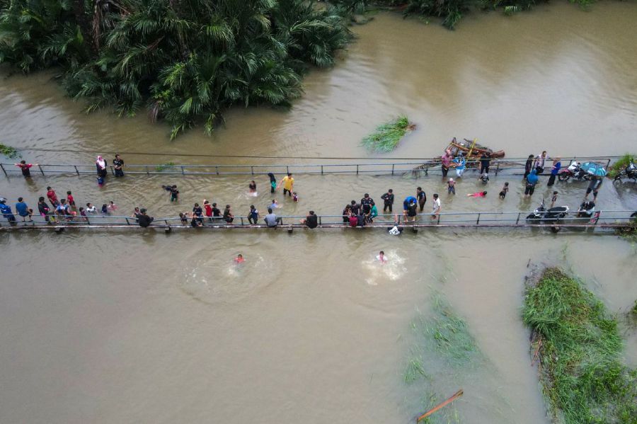 KUALA TERENGGANU: Continuous heavy rain in recent days submerged several areas around Kuala Terengganu and Kuala Nerus, leading to floodwaters engulfing the bridge in Kampung Bukit Cerana. -NSTP/Ghazali Kori.