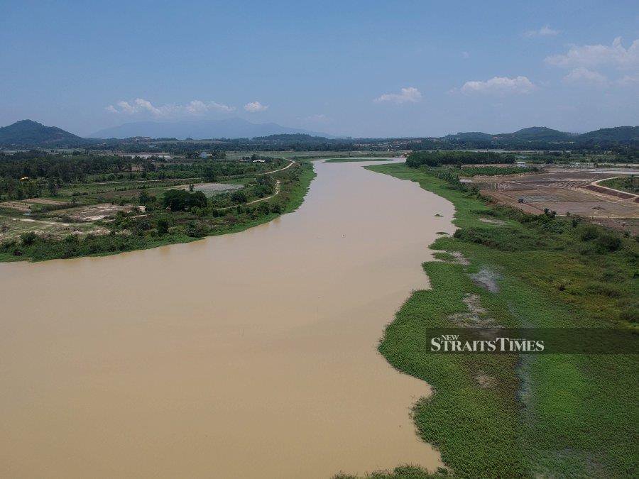 An aerial view of the Sungai Muda which is in between the Penang and Kedah border near Lahar Tiang.- NSTP/DANIAL SAAD