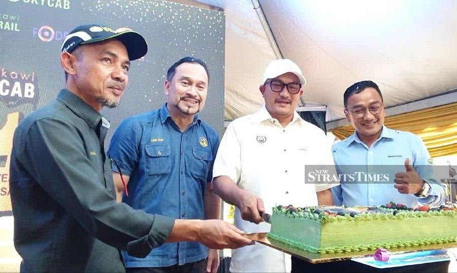  Datuk Mohd Salleh Saidin (2nd-right), Lada deputy chief executive officer Ahmad Fuad Che Ani (right), Lada Tourism director Dr Azmil Munif Mohd Bukhari (2nd-left) and Panorama Langkawi acting chief executive officer Abu Hashim Abd Rahman, during the anniversary ceremony in Langkawi. - NSTP/HAMZAH OSMAN