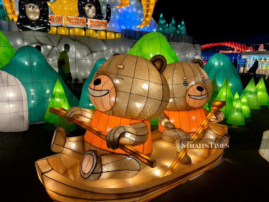 Cute lanterns of two bears being showcased at the Taiwan Lantern Festival.- NSTP/ALIZA SHAH