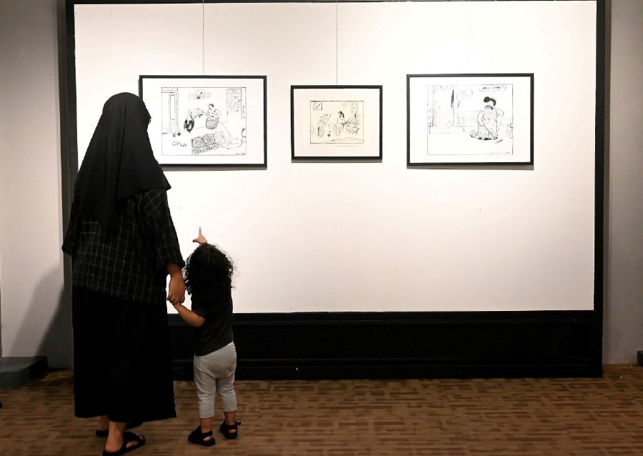  KUALA LUMPUR: Visitors admiring the artworks on display during the Lat@Jalan Riong exhibition at Galeri Prima, Bangsar. -- NSTP/NUR RAIHANA ALIA