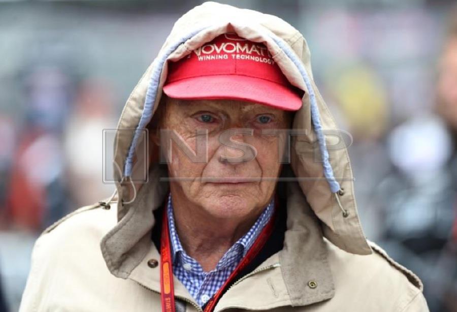 Niki Lauda back in hospital with flu, five months after lung