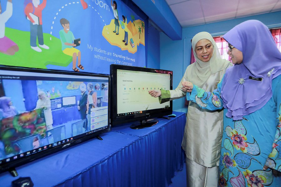 Microsoft Malaysia Education Head Norshahida Zainal Abidin (left) and SK Tiara Permai headmistress Safiah Mohamad Wardi during the Skype Room launch event. Pix by Hafiz Sohaimi