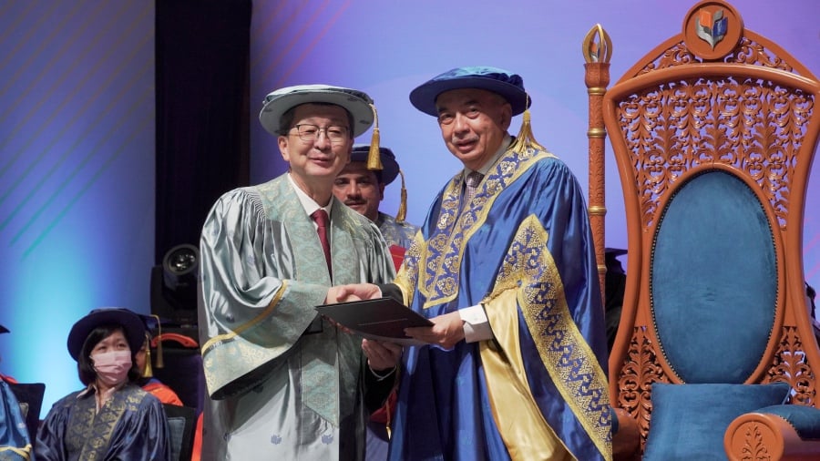 LBS Executive Chairman, Tan Sri Ir. Lim Hock San was conferred with an Honorary Doctorate in Management by the Chancellor of UNITAR International University, Dato’ Mohamed Nizam Bin Tun Abdul Razak, during UNITAR's 23rd convocation held at PICC Putrajaya last Saturday.