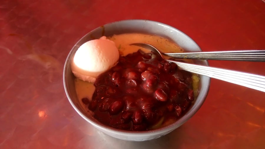 The ais kacang comes with an abundant amount of red beans.