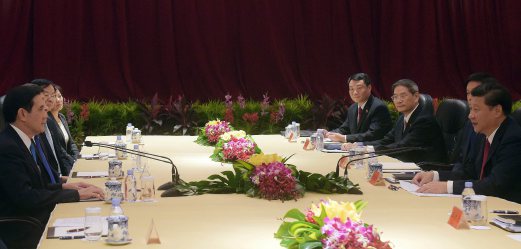 Chinese President Xi Jinping hold a talk with his Taiwanese counterpart Ma Ying-jeou (left). AFP
