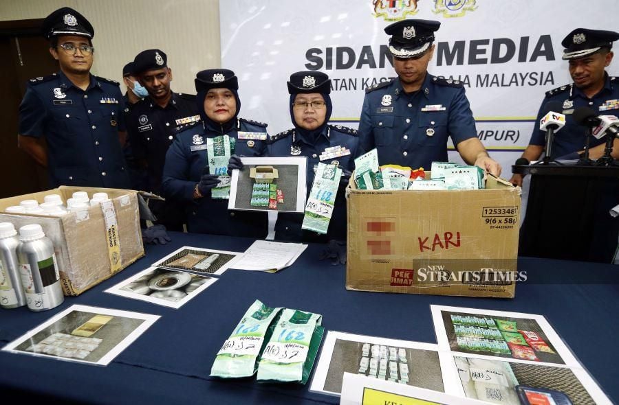 Customs Department Central Zone assistant director, Norlela Ismail (third from right), displays the drugs seized at a press conference in Sepang. NSTP/MOHD FADLI HAMZAH