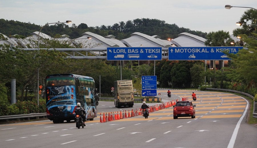 Overladen Malaysian  vehicle stalls at Tuas checkpoint  