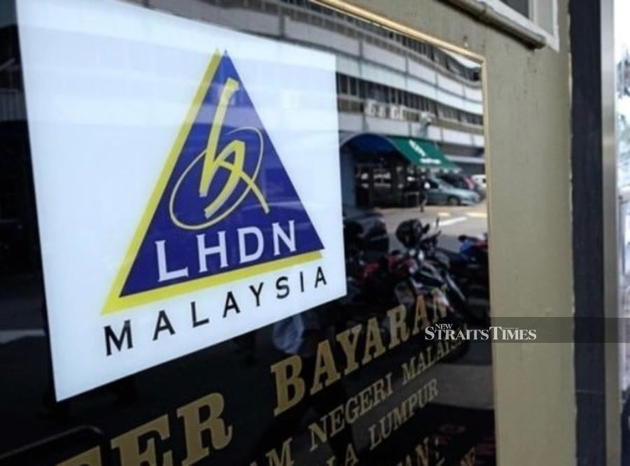 Companies with annual incomes or sales exceeding RM25 million and up to RM100 million will start using e-invoices on Jan 1, 2025. - NSTP file pic
