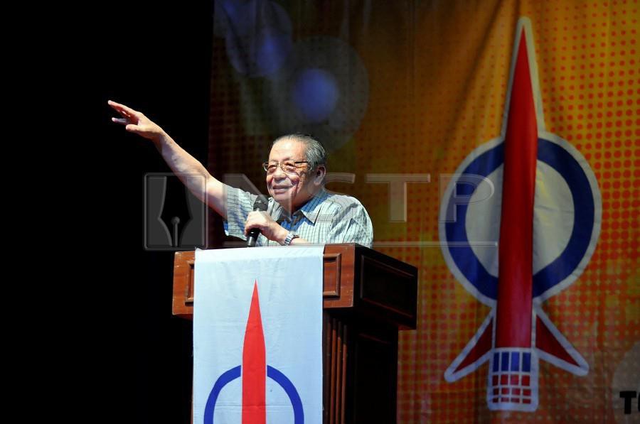 (File pix) DAP adviser Lim Kit Siang who has hit out at MCA for not leaving Barisan Nasional despite Umno’s “partnership” with Pas said DAP leaders would stick to the party’s ideals. NSTP/ Muhammad Hatim Ab Manan 