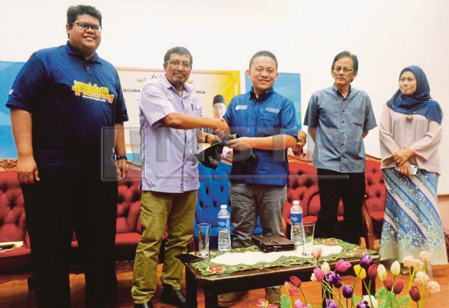 Wan Saiful Wan Jan (center) said it was time for the public to discard the old notion that had somewhat encouraged the habit of borrowing among the people. (Pic by DZIYAUL AFNAN ABDUL RAHMAN)