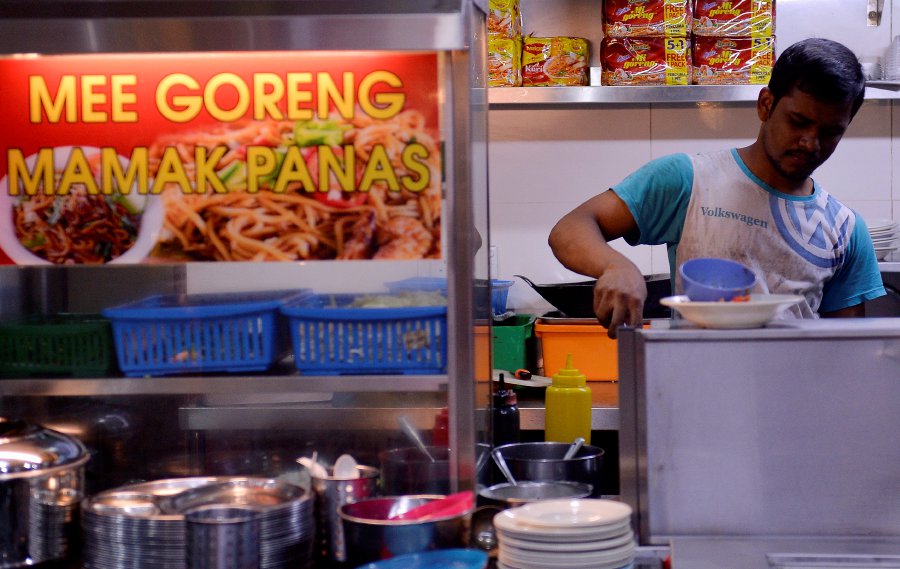 The government’s decision to ban restaurants from hiring foreigners has sparked outrage among eatery operators, who accused the Human Resource Ministry of bulldozing through the decision. Pic by BERNAMA