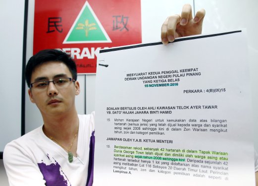 Penang Gerakan Youth assistant secretary Loh Kit Mun shows copies of written replies to the media to prove the inconsistency between Penang Chief Minister Lim Guan Eng and state Local Government Committee chairman Chow Kon Yeow's statements. Pix by AMIR IRSYAD OMAR.