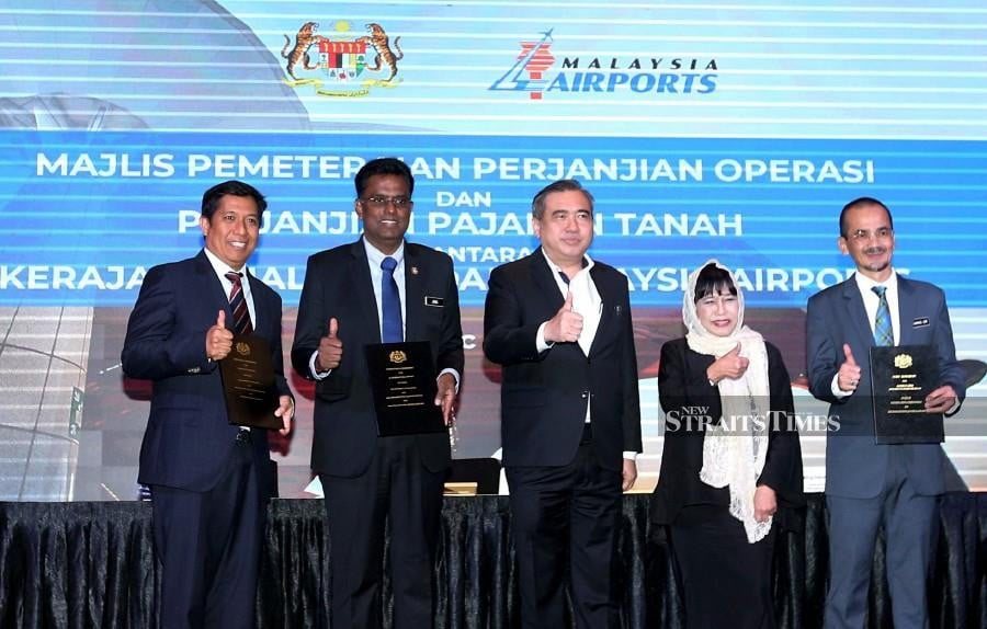 Transport Minister Anthony Loke (centre), with (from left) acting Malaysia Airports Holdings Bhd chief executive officer Mohamed Rastam Shahrom, Transport Ministry secretary-general Datuk Jana Santhiran Muniayan, Malaysia Airports chairman Tan Sri Zainun Ali and Land and Mines director-general Datuk Muhammad Azmi Mohd Zain at the signing of the operating agreement signed between the government and MAHB. NSTP/AAMIRUDIN SAHIB