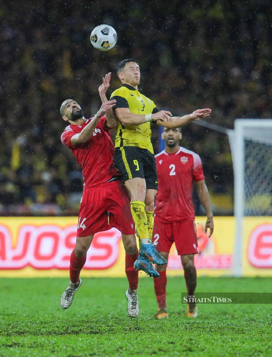 Malaysia’s Darren Lok in action against Bahrain at Bukit Jalil National Stadium. - NSTPASWADI ALIAS.