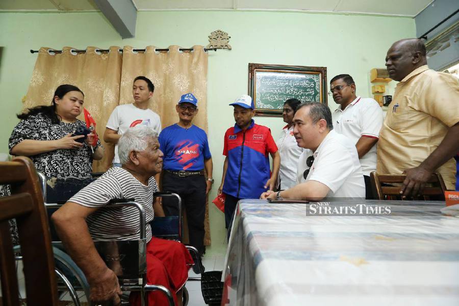DAP secretary-general Anthony Loke Siew Fook (third from right) with constituents in Kuala Kubu Baharu today. NSTP/SAIFULLIZAN TAMADI