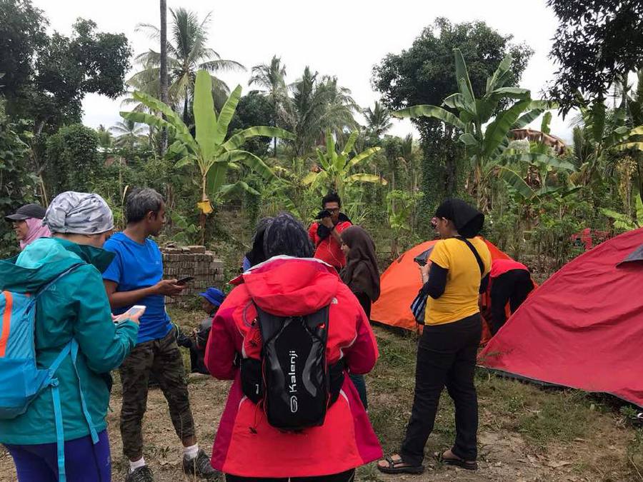 Some of the Malaysian climbers trapped at the foot of Mount Rinjani. Pics courtesy of Ayu Hasman.