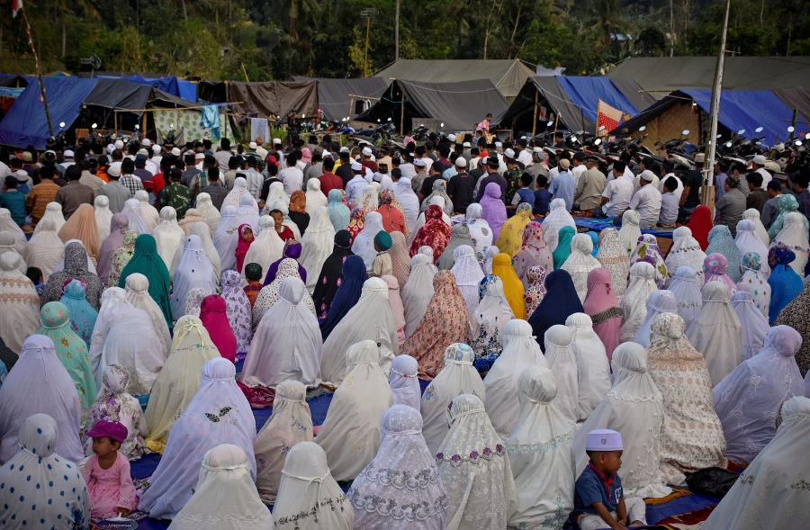 Lombok quake survivors mark Eid al-Adha in tent cities 