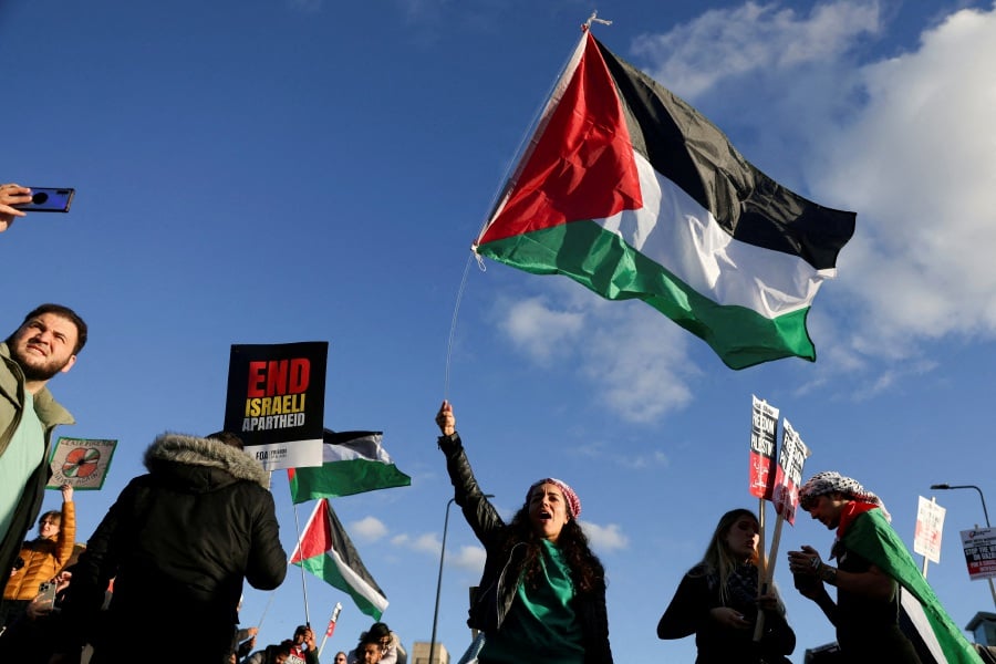 People demonstrate on Vauxhall Bridge during a protest in solidarity with Palestinians in Gaza, amid the ongoing conflict between Israel and the Palestinian Islamist group Hamas, in London, Britain. - Reuters pic