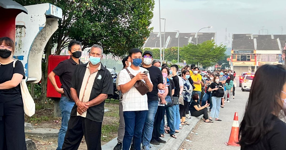 Johor MB checks on long queue at Immigration | New Straits Times