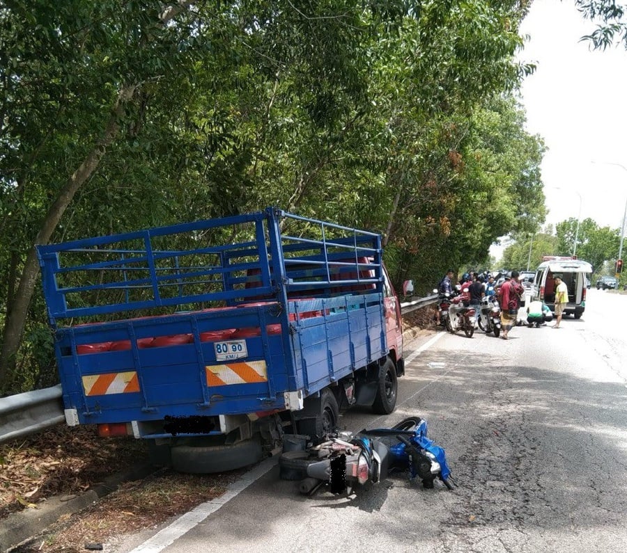The crash scene along Jalan Lencong Timur near Sungai Petani. -- Pic courtesy of FB