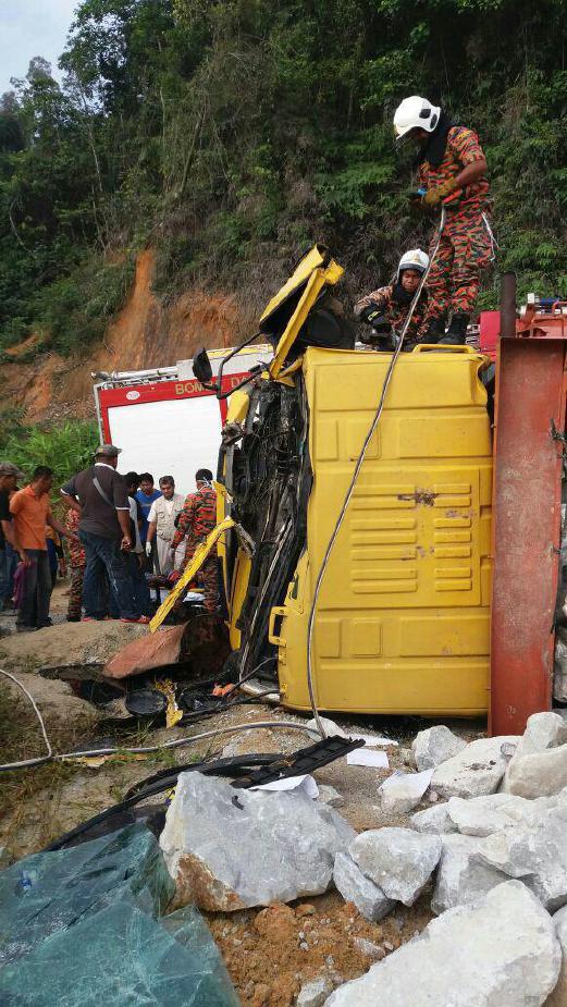 close-shave-for-lorry-driver-as-vehicle-overturns-in-kuantan-quarry