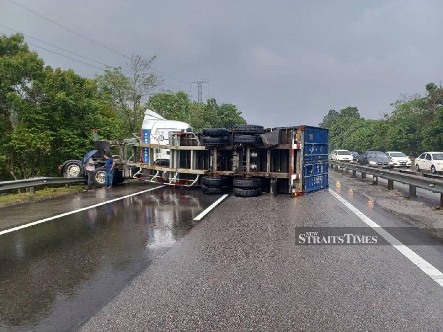 Lorry overturns causes 7km traffic congestion near Tapah