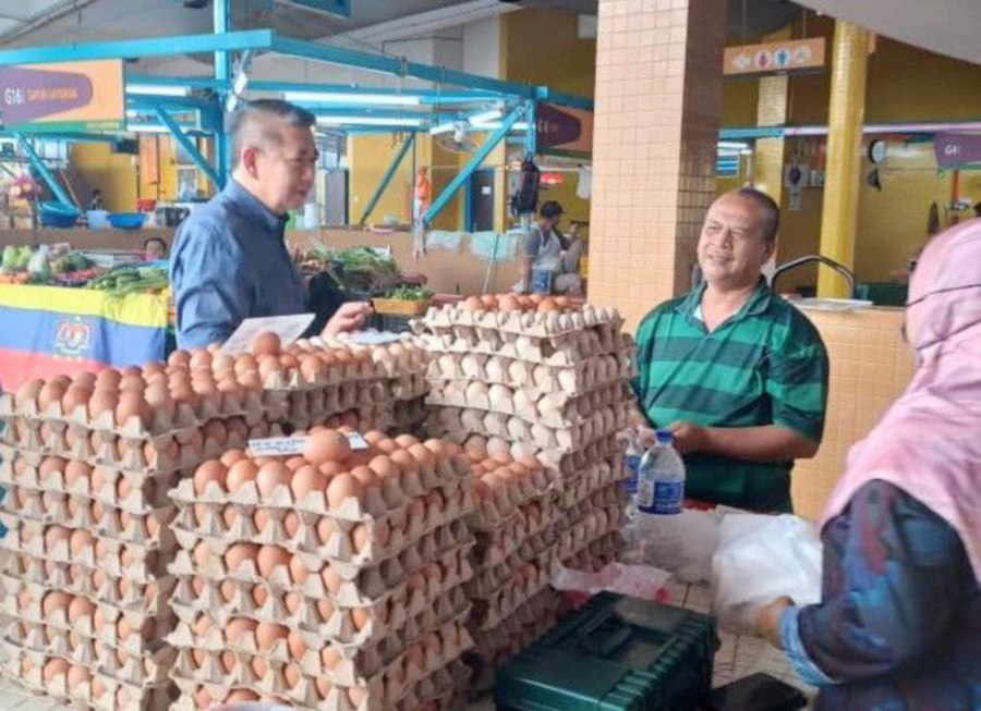 Domestic Trade and Cost of Living Minister Datuk Seri Salahuddin Ayub found out there was a low supply of subsidised eggs and subsidised 1kg polybag cooking oil in the market.  - Pic courtesy of KPDNKHS
