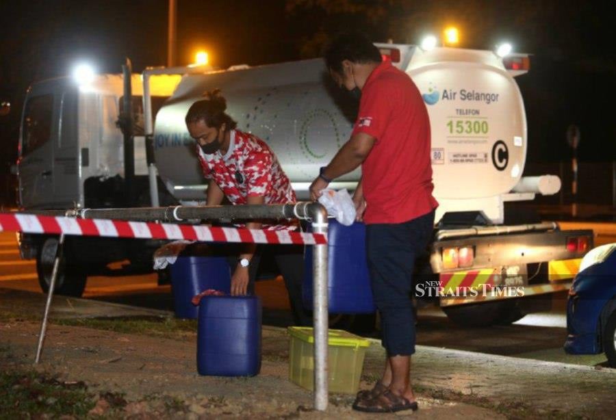 Subang Jaya residents filling their water containers at the public water tap at  Persiaran Setia, Subang Jaya, following the Sungai Semenyih WTP pollution. - NSTP/MOHAMAD SHAHRIL BADRI SAALI