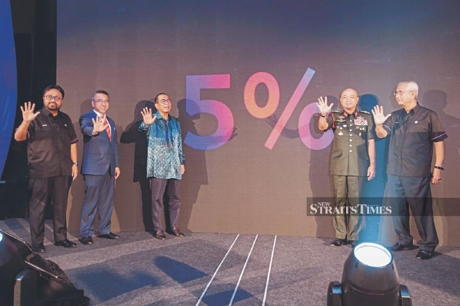 Defence Minister Datuk Seri Mohamed Khaled Nordin (third from left) with (from left) Armed Forces Fund Board (LTAT) chief executive  Mohammad Ashraf Md Radzi,  Deputy Defence Minister Adly Zahari, Armed Forces chief General Tan Sri Mohammad Ab Rahman and LTAT chairman Gen (R) Tan Sri Azizan Ariffin at LTAT’s dividend announcement yesterday. PIC BY AIZUDDIN SAAD