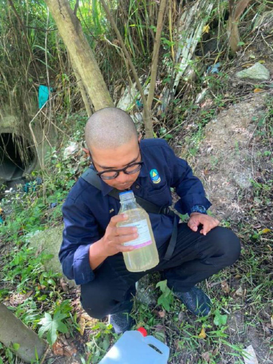 A Lembaga Urus Air Selangor (Luas) employee checking the water quality near the Cheras Batu 11 water treatment plant. Pic taken from Luas Facebook page
