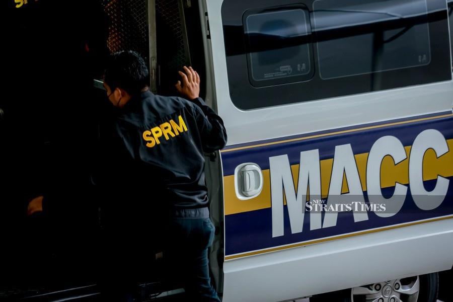 The Malaysian Anti-Corruption Commission (MACC) has remanded a financial strategic advisor with the title of 'Datuk Seri' on suspicion of submitting false claims over the merger of a company worth RM150,000 when the service was not carried out. - NSTP pic