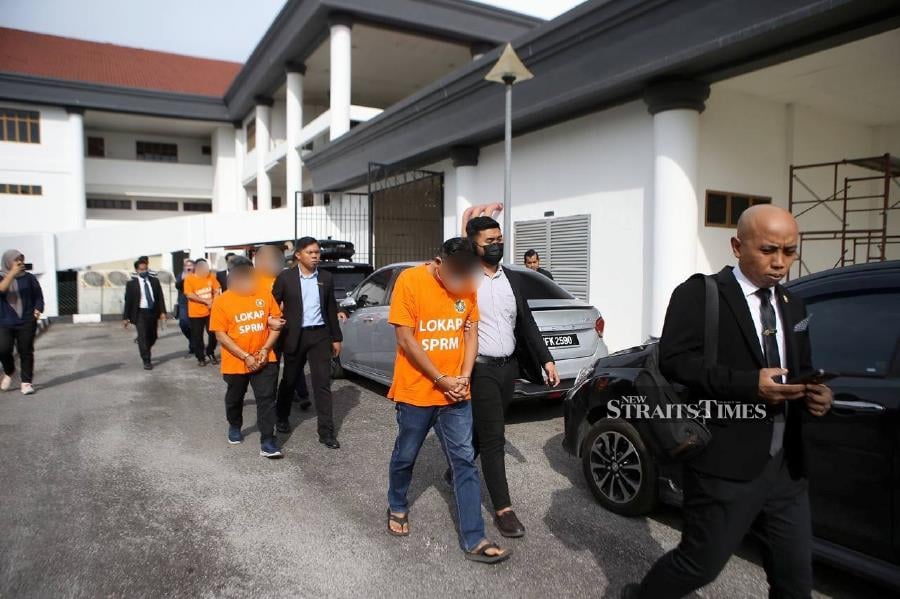 The four suspects are seen arriving at the Alor Star magistrate’s court ahead of their hearing. -NSTP/ M HIFZUDDIN IKHSAN