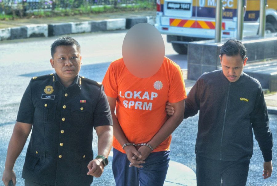 The accused is seen arriving at the Seremban Court Complex ahead of his trial. - NSTP/AZRUL EDHAM