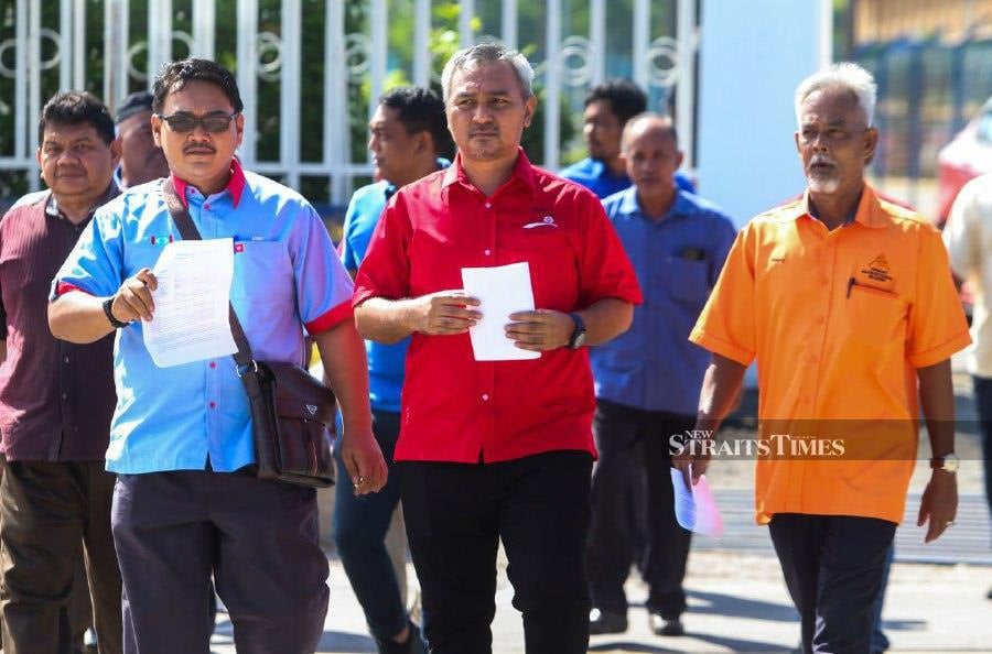  Machang Umno division vice-chief Mohd Fakaaruddin Ismail (centre) was among three leaders who lodged police reports against Machang MP Wan Ahmad Fayhsal Wan Ahmad Kamal. STR/NIK ABDULLAH NIK OMAR