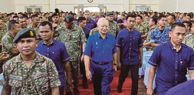 Pm Najib Spends Time Meeting Maf Personnel