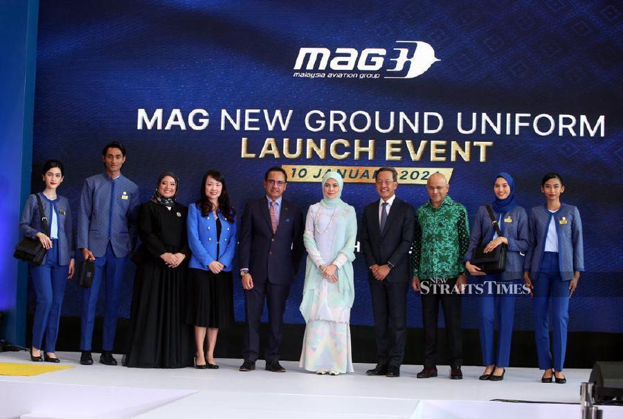SEPANG 10 JANUARY 2024. Tengku Permaisuri Selangor, Tengku Permaisuri Norashikin accompanied by Malaysia Airlines Bhd (MAB) Chairman, Tan Sri Wan Zulkiflee Wan Ariffin (left) and MAG Group Managing Director, Datuk Kapten Izham Ismail (third from right) view the new uniforms worn MAG staff during the launch of the new MAG Ground Uniform at KLIA, Sepang. NSTP/HAIRUL ANUAR RAHIM