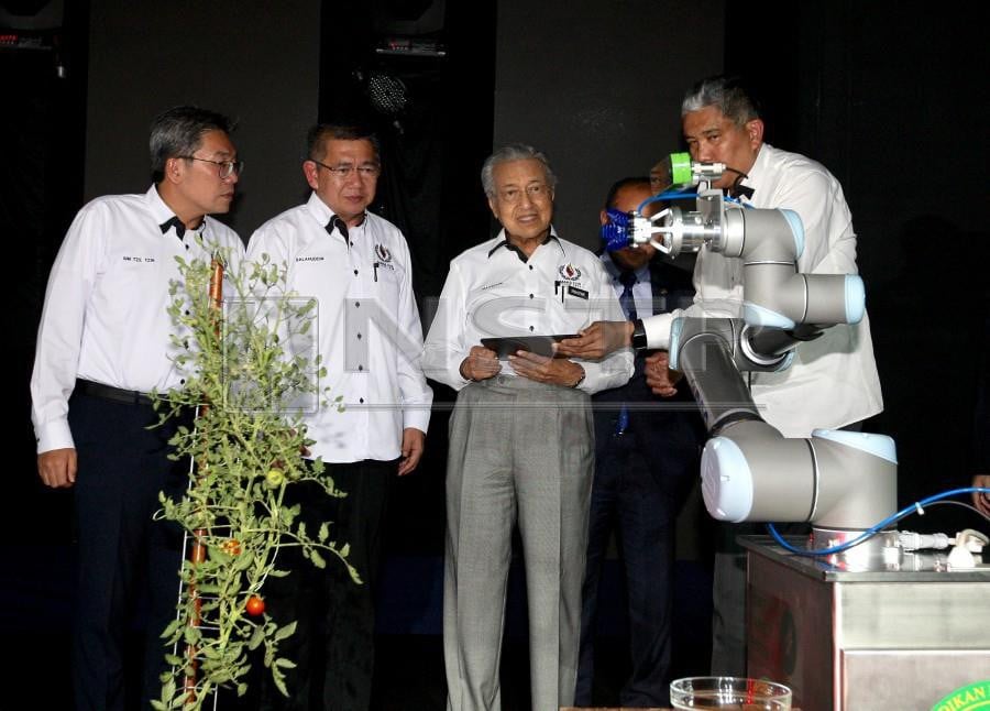 Prime Minister Tun Dr Mahathir Mohamad launches the the 2018 Malaysia Agriculture, Horticulture and Agrotourism (MAHA) Exhibition at the Malaysia Agro Exposition Park Serdang. Also present were Agriculture and Agro-based Industries Minister Datuk Salahuddin Ayub. NSTP/ Zulfadhli Zulkifli.