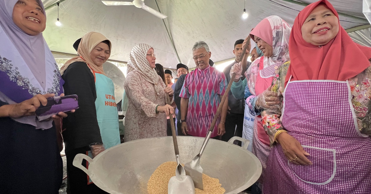 King, queen join Labuan villagers to prepare 'bubur banging' | New ...