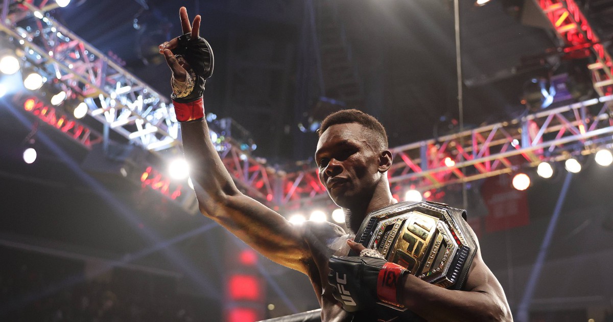 Israel Adesanya defeats Robert Whittaker at UFC 271