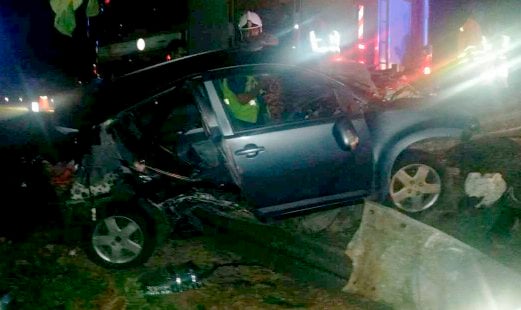 Family of seven in Myvi cheat death after car rams into divider | New ...