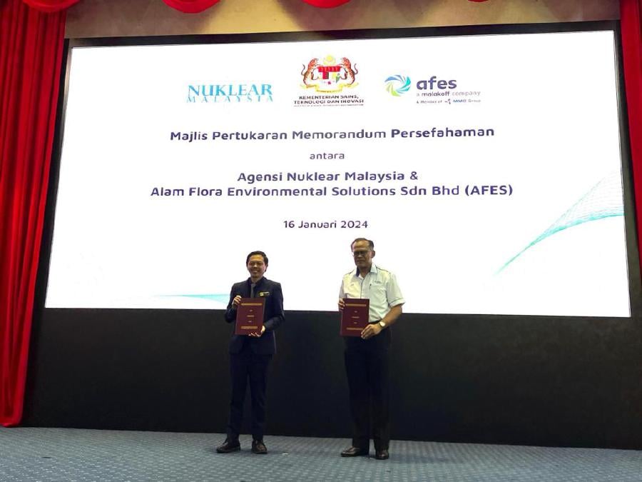 From left – Malaysian Nuclear Agency’s Director-General  Dr. Rosli Darmawan and AFES’ Director Datuk Mohd Zain Hassan during the MoU. 
