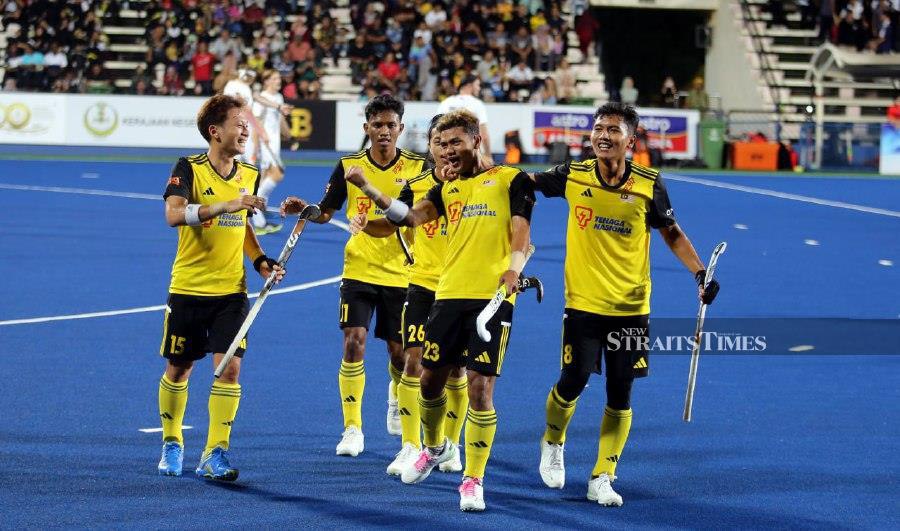 Malaysia kept their hopes of defending the Sultan Azlan Shah (SAS) Cup alive after stunning world No. 10 New Zealand 6-4 in a pulsating clash thanks to the heroics of goalkeeper Hafizuddin Othman. - NSTP/L.MANIMARAN