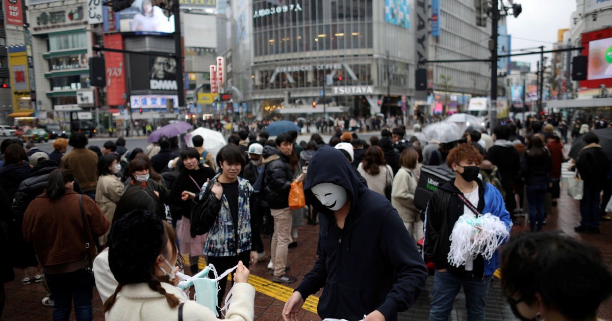 Regional japan terbaru. Волонтерство в Японии. Японцы в масках на улицах города. Волонтёрство в Японии.