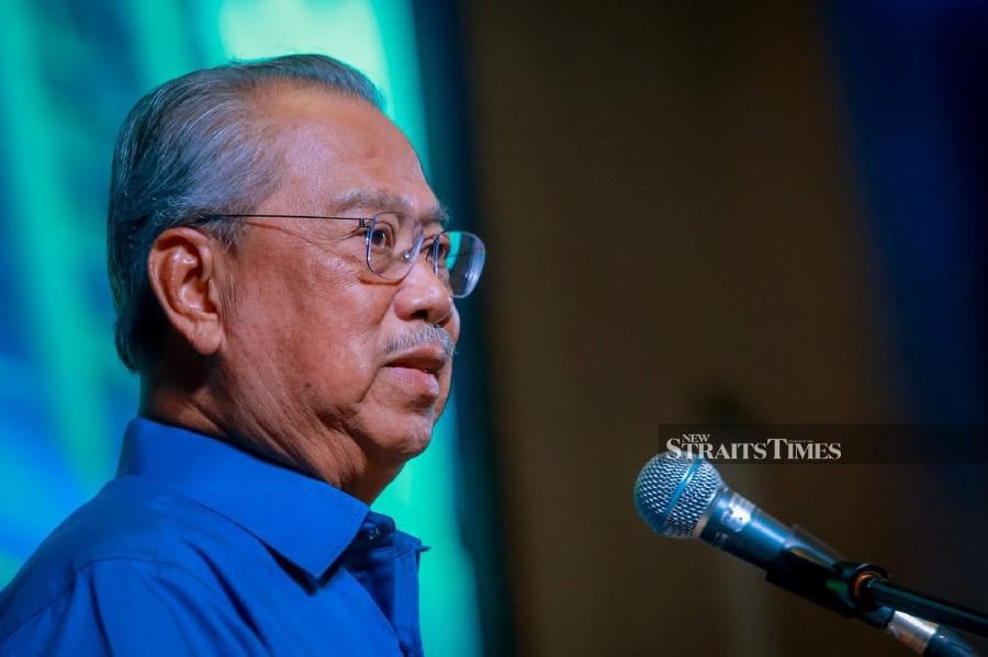 Perikatan Nasional chairman Tan Sri Muhyiddin Yassin unveils the party’s manifesto for Selangor in Shah Alam. - NSTP/ASYRAF HAMZAH